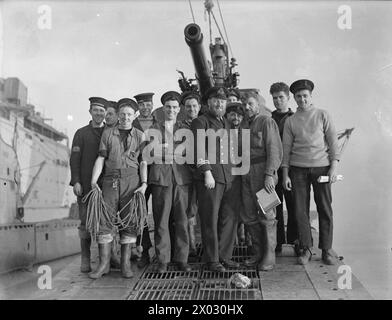 DAS U-BOOT THUNDERBOLT, EHEMALS HMS THETIS, KEHRTE NACH EINER PATROUILLE NACH HARBOUR ZURÜCK. 1940. - Ein Teil der Crew der THUNDERBOLT, Lieut J Stevens, der erste Lieutenant ist im Zentrum Stockfoto