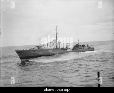 Am 17. November 1941 wurde ein Patient mit einem Walfänger von der HMS Zulu auf den Kreuzer HMS Hermione im Atlantik während medizinischer Notfalleinsätze auf See überführt. Stockfoto