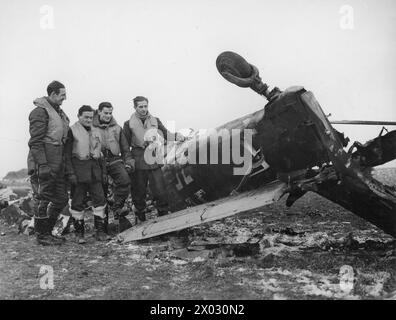 RAF-JAGDKOMMANDO 1939-1945 – Spitfire-Piloten posieren neben dem Wrack einer Junkers Ju 87 Stuka, die sie am 5. Februar 1941 in der Nähe des Manston Airfield abgeschossen haben. Flieger, L-R sind Pilot Officer C.H. 'Sammy' Saunders, Sgt R. 'Titch' Havercroft, Sgt Hugh Bowen-Morris und Pilot Officer Ronald Fokes Stockfoto