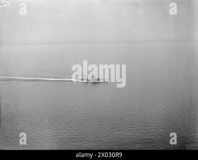 Die HMS Argonaut wird am 1. August 1942 mit hoher Geschwindigkeit aus der Luft aufgenommen. Stockfoto