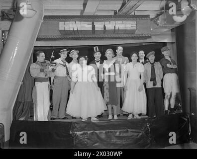 Am 18. Dezember 1942 veranstaltete ein Zerstörer-Depot-Schiff bei Scapa Flow Weihnachtsunterhaltung für die Home Fleet, einschließlich einer großen Finalshow. Stockfoto