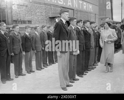 BESUCH DES KÖNIGS UND DER KÖNIGIN IN BELFAST AUF DER HMS PHOEBE. 1942. - Die Königin hat die Belfast Navy League Kadetten inspiziert Stockfoto