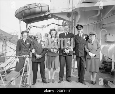 Am 18. Juli 1944 fand an Bord der HMS Wessex bei Greenock eine Hochzeit zwischen Lieutenant John F. McGill, RNVR, und Wren Eileen S. R. Jackson statt. Ein Marinekaplan wurde amtiert, der Kommandant des Schiffes war der beste Mann. Stockfoto