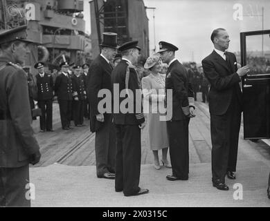 BESUCH DES KÖNIGS UND DER KÖNIGIN IN BELFAST AUF DER HMS PHOEBE. 1942. - Ihre Majesties Tour durch Nordirland , Stockfoto