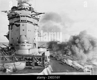 AN BORD DES SCHLACHTSCHIFFS HMS RODNEY AUF SEE. 1940. - HMS RODNEY feuert ihre Sechser Stockfoto