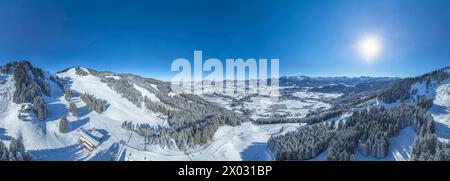 Herrliche Bedingungen für Wintersport im Skigebiet am Bolsterlanger Horn im Allgäu Ausblick auf das winterlich verschneite Oberallgäu rund um Bols Bol Stockfoto