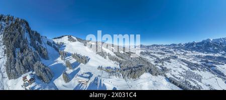 Herrliche Bedingungen für Wintersport im Skigebiet am Bolsterlanger Horn im Allgäu Ausblick auf das winterlich verschneite Oberallgäu rund um Bols Bol Stockfoto