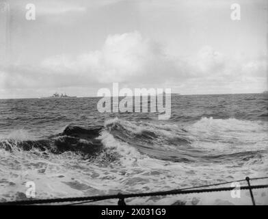 AN BORD DER HMS ESKIMO. FEBRUAR 1942, AN BORD DES ZERSTÖRERS DER STAMMESKLASSE IN DEN NÖRDLICHEN GEWÄSSERN. - HMS KING GEORGE V. und HMS SIEGREICH in der Ferne gesehen Stockfoto