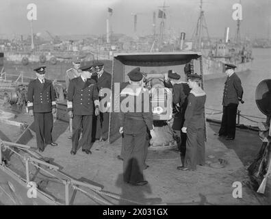 KRONPRINZ OLAV VON NORWEGEN BESUCHT DEN NORWEGISCHEN ZERSTÖRER HMNS SLEIPNER, DER MIT DER BRITISCHEN MARINE ZUSAMMENARBEITET. 1940. - Prinz Olav inspiziert die Schützenmannschaft während des Trainings Stockfoto