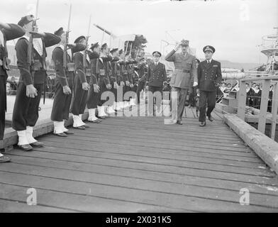 GENERAL DE GAULLE BESUCHTE ZUSAMMEN MIT ADMIRAL AUBOYNEAU, C-IN-C DER FREIEN FRANZÖSISCHEN FLOTTE, EINIGE DER FRANZÖSISCHEN SCHIFFE IM HAFEN VON GREENOCK. 24. JUNI 1942. - General de Gaulle inspiziert die Seeleute des französischen KOMMANDANTEN DUBOC Stockfoto