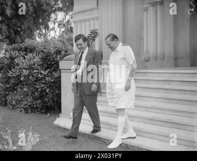 HERR WENDELL WILLKIE IN ALEXANDRIA. WÄHREND SEINER REISE IM NAHEN OSTEN TRAF WENDELL WILLKIE ADMIRAL SIR HENRY HARWOOD, GENERAL MAXWELL UND PRESSMEN. 6. SEPTEMBER 1942. - Mr. Wendell Willkie und Admiral Sir Henry Harwood Stockfoto