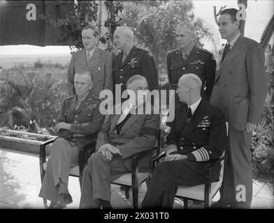 Präsident Roosevelt und Winston Churchill treffen sich am 14. Januar 1943 in der Nähe von Casablanca zu einer großen Strategiekonferenz mit US-Stabschefs einschließlich General Marshall und Admiral King. Auch die französischen Generäle de Gaulle und Giraud diskutierten über die Koordinierung der Kriegsanstrengungen des französischen Reiches. Stockfoto