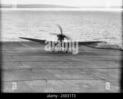 LUFTWAFFENVERSUCHE DER FLOTTE, AN BORD DER HMS SIEGREICH. 23-25. SEPTEMBER 1942. - Ein Seafire landet auf dem Cockpit Stockfoto