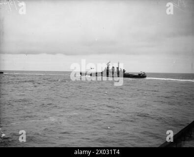 BRITISCHE UND US-AMERIKANISCHE FLUGZEUGE UND KRIEGSSCHIFFE DECKEN DEN RUSSISCHEN KONVOI AB. MAI 1942, AN BORD DER HMS SIEGREICH AUF SEE UND IN HVALFJORD, ISLAND. - Ein Fairey Albacore fliegt über der USS WASHINGTON United States Navy, WASHINGTON (USS) Stockfoto