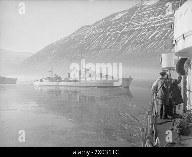 AN BORD DER HMS ESKIMO. FEBRUAR 1942, AN BORD DES ZERSTÖRERS DER STAMMESKLASSE IN HVALFJORD, ISLAND. - Durch das schwimmende Eis schneidet der Zerstörer HMS BEDUIN auf Patrouille Royal Navy, BEDUIN (HMS) Stockfoto