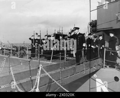 KRONPRINZ OLAV VON NORWEGEN BESUCHT DEN NORWEGISCHEN ZERSTÖRER HMNS SLEIPNER, DER MIT DER BRITISCHEN MARINE ZUSAMMENARBEITET. 1940. - Prinz Olav verlässt den Zerstörer nach seinem Besuch Stockfoto