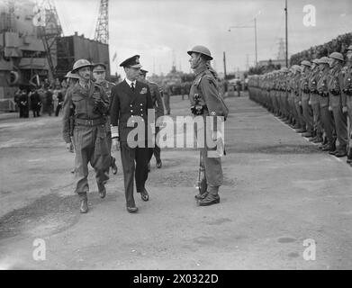 BESUCH DES KÖNIGS UND DER KÖNIGIN IN BELFAST AUF DER HMS PHOEBE. 1942. Der König inspiziert die Ehrenwache auf der Kai-Seite Stockfoto