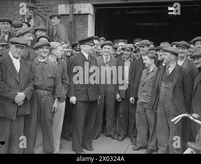 DER ERSTE HERR DER ADMIRALITÄT, HERR A V ALEXANDER, BESUCHT DIE WERFTEN VON LONDONS. 9. OKTOBER 1942. - Der erste Herr spricht mit einer Gruppe von Arbeitern Stockfoto