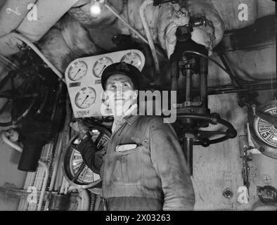 Auf der HMS Howe leitete im August 1942 ein Ingenieur-Offizier während der Marineoperationen Befehle vom Maschinenraum in den Kesselraum um. Stockfoto