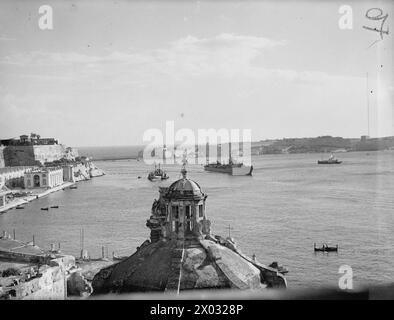 Am 27. Januar 1942 traf die SS Breconshire, begleitet von der HMS Zulu und anderen Kriegsschiffen, mit Truppen und Vorräten in Grand Harbour ein. Stockfoto