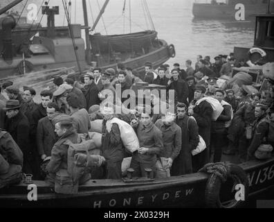 DEUTSCHE UND ITALIENISCHE GEFANGENE KOMMEN AUS NORDAFRIKA NACH GROSSBRITANNIEN. 18. DEZEMBER 1942, GREENOCK. - Gefangene, bestehend aus deutschen Fliegern, italienischen Marine und Handelsleuten, die in einem britischen Hafen aussteigen Stockfoto