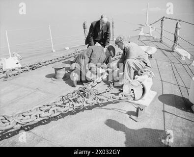 Im Juli 1942 wurde der britische Zerstörer HMS Zetland einem Akzeptanzverfahren unterzogen. Offiziere und Inspektoren der Admiralität überwachten das Schiff, und alle festgestellten Mängel wurden von Fremdfirmen während der Tests behoben. Stockfoto