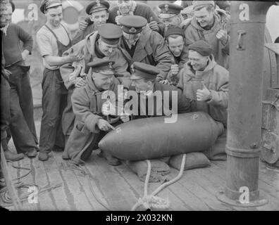 Am 8. März 1941 wurde der Fischtrawler Strath Blare vor der Ostküste Schottlands von einem Heinkel-Bomber angegriffen. Der Flügel des Bombers traf den Mast des Trawlers, bevor er ins Meer stürzte und zwei Bomben abwarf, die auf Deck landeten. Das Bombenentsorgungskommando entfernte später eine der nicht explodierten 600 Pfund Bomben, als der Trawler in den Hafen zurückkehrte. Stockfoto