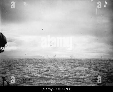 AN BORD DES ZERSTÖRERS HMS BEDUIN. SEPTEMBER 1941. - Ein üblicher Torpedoangriff durch Flugzeuge Stockfoto