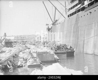 Handelsschiff orari wird in Malta repariert, 3. Juni 1942. Metallschrott wird auf das Schiff geladen. Stockfoto