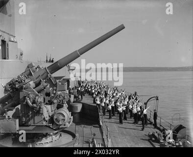 AN BORD DES SCHLACHTSCHIFFS HMS RODNEY. 1940 AN BORD DES BRITISCHEN SCHLACHTSCHIFFS. - Körperliche Übung auf dem Oberdeck am Nachmittag Stockfoto