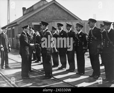 Am 20. März 1941 besuchten ihre Majesties der König und die Königin das Western Approaches Command in Plymouth und wurden von Captain Lord Louis Mountbatten bei den flagstaff Steps begrüßt. Stockfoto