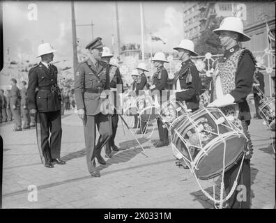 DIE ROYAL NAVY WÄHREND DES ZWEITEN WELTKRIEGS - Prinz Bernhard von den Niederlanden inspiziert die Royal Marine Band (Portsmouth Division) während der Eröffnung einer alliierten Marinemesse in Rotterdam. Beachten Sie die Leopardenhaut, die von dem Schlagzeuger, der der Kamera am nächsten ist, Bernhard, Prince, Royal Navy, Royal Marines Band Service, gewarnt wird Stockfoto