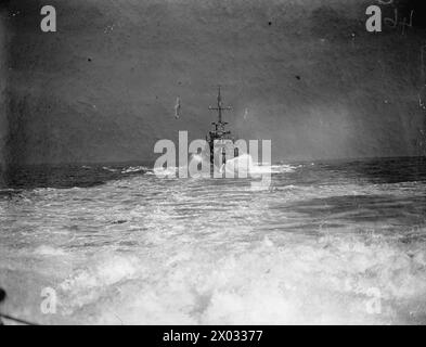 AN BORD DES ZERSTÖRERS HMS BEDUIN AUF SEE. SEPTEMBER 1941. - Ein Zerstörer der Jagdklasse, der mit hoher Geschwindigkeit auf See dampft Stockfoto