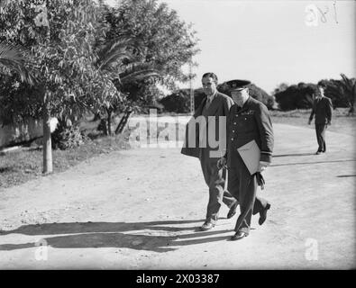 Am 14. Januar 1943 trafen sich Präsident Roosevelt und Churchill in der Nähe von Casablanca mit Stabschefs, um die Offensive der Alliierten 1943 zu planen. General de Gaulle und General Giraud diskutierten auch über die Vereinheitlichung der französischen Kriegsanstrengungen. Churchill wurde in Anfa mit Mr. Harriman fotografiert. Stockfoto