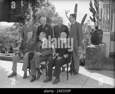 Am 14. Januar 1943 treffen sich Präsident Roosevelt und Churchill in der Nähe von Casablanca mit US-amerikanischen und britischen Stabschefs, um den Offensive-Feldzug der Alliierten 1943 zu planen; Generäle de Gaulle und Giraud diskutieren die Vereinigung des französischen Reiches. Stockfoto