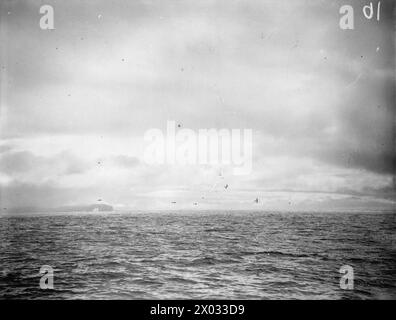 AN BORD DES ZERSTÖRERS HMS BEDUIN. SEPTEMBER 1941. - Ein üblicher Torpedoangriff durch Flugzeuge Stockfoto