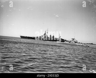 EINHEITEN DER ITALIENISCHEN FLOTTE AUF MALTA. 18. SEPTEMBER 1943, MARSAXLOKK, MALTA. - Das italienische Schlachtschiff DUILIO mit einem der italienischen U-Boote vor Anker bei Marsaxlokk, Malta Duilio Stockfoto