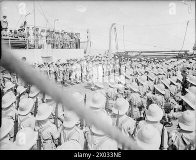 DAKAR BETRIEB. SEPTEMBER 1940 AN BORD DER SS PENNLAND WÄHREND DER FAHRT. - Männer der Legion, die von ihrem Kommandanten zum Gespräch gebracht werden Stockfoto