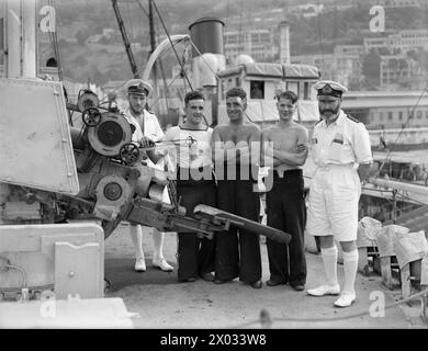 AKTION DER HM TRAWLER LADY SHIRLEY MIT DEUTSCHEM U-BOOT. SEPTEMBER 1941, AN BORD DER HMT LADY SHIRLEY, WÄHREND UND NACH DER AKTION. EIN GROSSES DEUTSCHES U-BOOT ERGAB SICH INFOLGE DER AKTION DER HMT-LADY SHIRLEY. DER TRAWLER WAR AUF PATROUILLE, ALS DAS U-BOOT AN DER OBERFLÄCHE GESICHTET WURDE. DAS U-BOOT TAUCHTE SOFORT UND DER TRAWLER GRIFF MIT TIEFENLADUNGEN AN. DIESE ZWANGEN DAS U-BOOT AN DIE OBERFLÄCHE UND SIE WURDE SOFORT VON DEN 4'-KANONEN UND MASCHINENGEWEHREN VON LADY SHIRLEY VERWICKELT. NACHDEM SIE VON MEHREREN 4' GRANATEN GETROFFEN WORDEN WAREN, ERGAB SICH DIE CREW DES U-BOOTES. DAS U-BOOT SANK. LADY SHIRLEY ERREICHTE GIBRALTAR MIT 44 Stockfoto