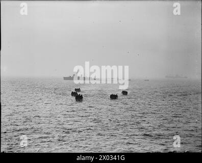 DIE ROYAL NAVY WÄHREND DES ZWEITEN WELTKRIEGS - alliierte Landungsboote, die in den frühen Stadien der Invasion Südfrankreichs in der Nähe von St. Raphael eindrangen. Einige Schiffe der Invasionsflotte sind in der Ferne zu sehen. Das Foto wurde von BYMS (British Yard Minesweeper) 2026 aufgenommen, einem der Minenräumer, der eine so große Rolle bei der Vorbereitung der Invasionstruppe spielte, als er zu den Stränden kam Stockfoto