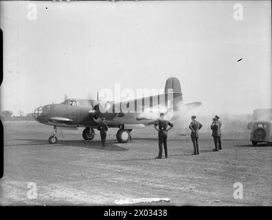 BOMBERKOMMANDO DER ROYAL AIR FORCE, 1942-1945. - Bodenbesatzung testet die Motoren einer Douglas Boston Mark III der No. 88 Squadron RAF Attlebridge, Norfolk Royal Air Force, 88 Squadron, Royal Air Force, 2 Group Stockfoto