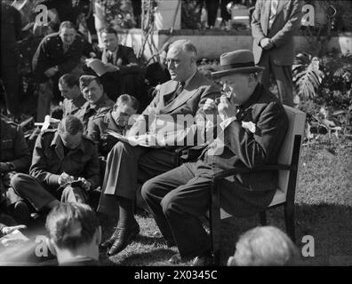 Präsident Roosevelt und Premierminister Churchill treffen sich am 14. Januar 1943 in der Nähe von Casablanca zu einer großen Strategiekonferenz mit ihren Stabschefs, an der sich Generäle de Gaulle und Giraud beteiligen, um die Pläne der Alliierten zu koordinieren. Stockfoto