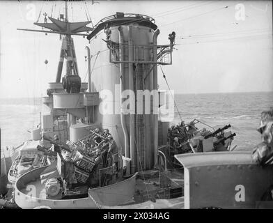 SCHIESSEREIEN AN BORD DES SCHLACHTSCHIFFS HMS RODNEY. OKTOBER 1940 AUF SEE. - Blick nach hinten, zeigt sowohl den Port- als auch Steuerbord-Bommel, der während der Schießerei gemacht wurde Stockfoto