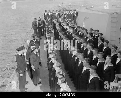 DER KÖNIG BESUCHT DIE HEIMATFLOTTE. 15. AUGUST 1943, SCAPA FLOW. DER KÖNIG BESUCHTE MÄNNER UND SCHIFFE DER HEIMATFLOTTE, ER GING AN BORD DES FLOTTENFÜHRERS HMS ONSLOW, DER IHN ZUM FLAGGSCHIFF HMS DUKE OF YORK BRACHTE. HIER TRAF DER KÖNIG AUF ADMIRAL SIR BRUCE A FRASER, KBE, CB, C-IN-C-FLOTTE. - Der König inspiziert die Divisionen während seines Besuchs bei HMS BELFAST Stockfoto