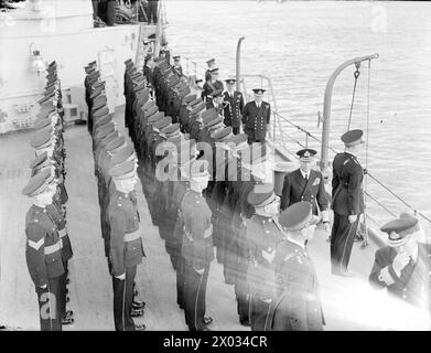 DER KÖNIG BESUCHT DIE HEIMATFLOTTE. 15. AUGUST 1943, SCAPA FLOW. DER KÖNIG BESUCHTE MÄNNER UND SCHIFFE DER HEIMATFLOTTE, ER GING AN BORD DES FLOTTENFÜHRERS HMS ONSLOW, DER IHN ZUM FLAGGSCHIFF HMS DUKE OF YORK BRACHTE. HIER TRAF DER KÖNIG AUF ADMIRAL SIR BRUCE A FRASER, KBE, CB, C-IN-C-FLOTTE. - Der König inspiziert die Royal Marines an Bord der HMS BELFAST Stockfoto