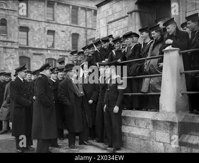 Am 14. Dezember 1944 besuchte der hohe Kommissar von Neuseeland, Herr Jordan, Plymouth und traf sich mit Offizieren und Seeleuten aus Neuseeland zusammen, die bei der HMS Drake ausgebildet wurden. Stockfoto