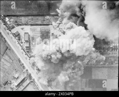 KÖNIGLICHE LUFTWAFFE: KAMPFKOMMANDO, TAKTISCHE LUFTWAFFE, 1943. - Vertikale Luftaufnahme, aufgenommen während eines Tageslichtangriffs von 11 Douglas Bostons der No. 342 (Free French) Squadron RAF, auf dem Kraftwerk Chevilly-la-Rue in der Nähe von Paris. Rauch aus explodierenden Bomben steigt aus dem Abschnitt, in dem sich die Sammelschienen, Trennschalter und Transformatoren befinden (Mitte), und auch aus einem großen Gebäude mit Büros, Kontrollräumen und Ausgleichsapparaten (rechts) Royal Air Force, Wing, 342, Royal Air Force, 2 Group, Royal Air Force, Tactical Air Force Stockfoto