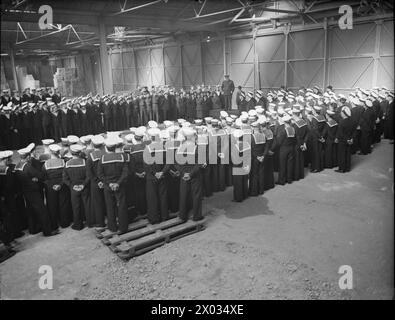 Am 14. Januar 1943 in der Nähe von Casablanca trafen sich Präsident Roosevelt und Herr Churchill zu einer großen Strategiekonferenz mit Stabschefs. Die Pläne für den alliierten Feldzug 1943 und die französische Vereinigung wurden diskutiert. Churchill wandte sich an Offiziere und Männer der HMS Bulolo und an der Konferenz beteiligte Mitglieder des Frauendienstes. Stockfoto