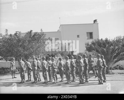 Präsident Roosevelt und Winston Churchill treffen sich am 14. Januar 1943 in der Nähe von Casablanca, um die Strategie der Alliierten im Zweiten Weltkrieg zu planen, begleitet von Stabschefs und von Generälen de Gaulle und Giraud. Stockfoto