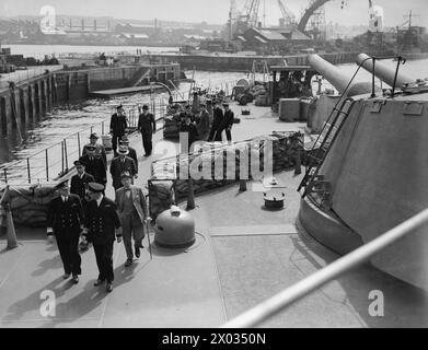 Am 24. August 1940 besuchte eine amerikanische Marine-, Militär- und Luftmission das Western Approaches Command in Devonport. Konteradmiral R L Ghormley, USN, vertrat die United States Navy an Bord des französischen Schiffes FS Paris. Stockfoto